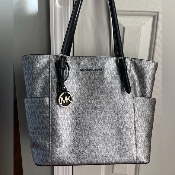🖤Michael Kors Silver Tote Bag🖤 - Picture 4 of 16
